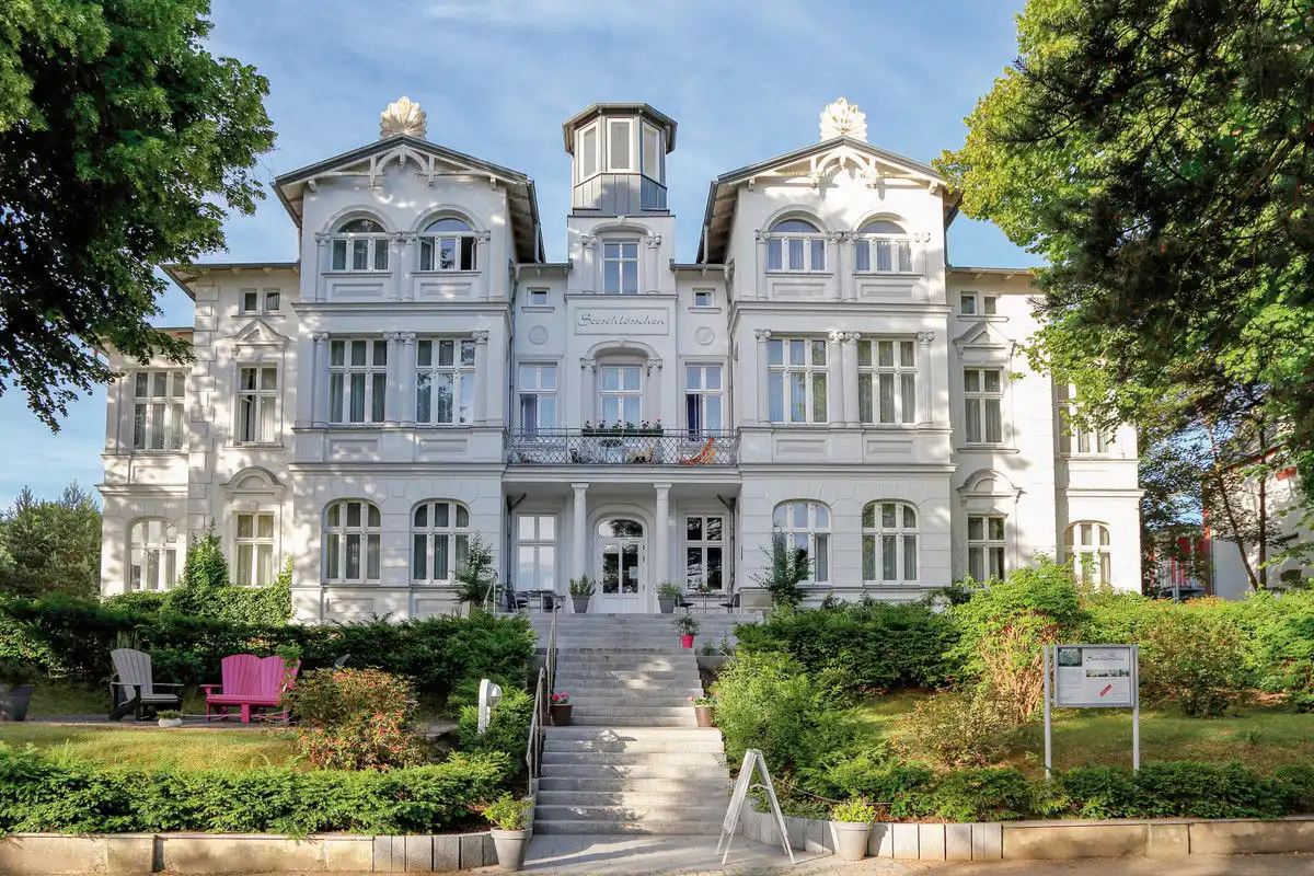 Elegantes weißes Gebäude des Aparthotels Seeschlösschen bereit für die Silvesterfeier