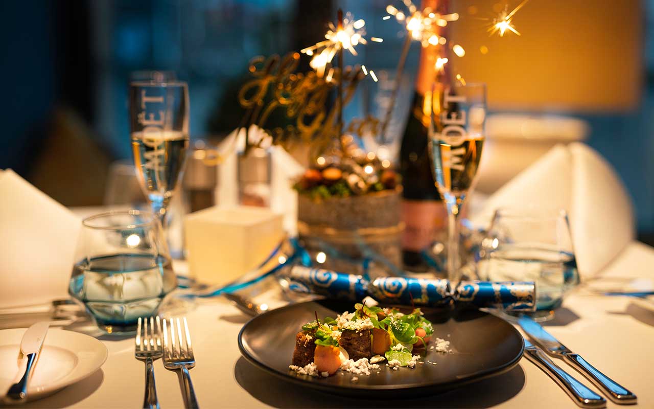 Elegante Tischdekoration für das Silvesterdinner in der Kleinen Alster.