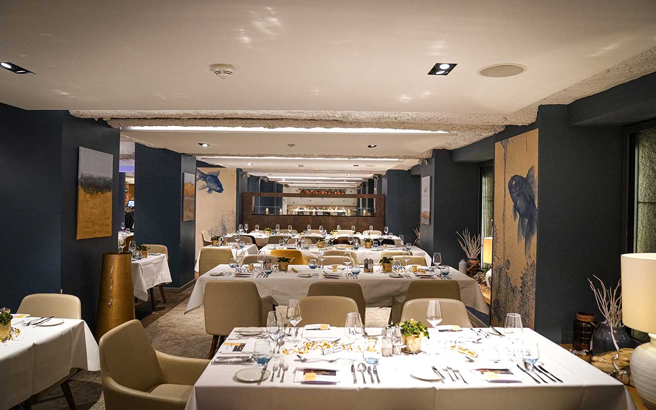 Der elegant dekorierte Speisesaal der Kleinen Alster für das Silvesterdinner.