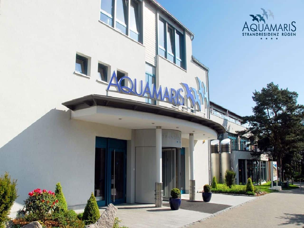 Haupteingang der AQUAMARIS Strandresidenz Rügen für einen entspannten Silvesteraufenthalt an der Ostsee