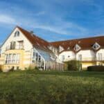 Atemberaubende Aussicht vom Inselhotel Kleiner Bodden mit Sonnenuntergang über der Landschaft – perfekt für Silvester.