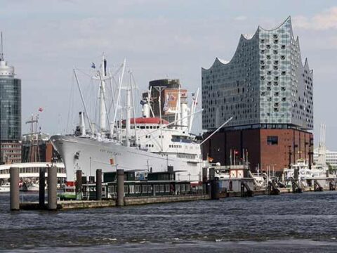 Blick auf die Cap San Diego in Hamburg an Silvester