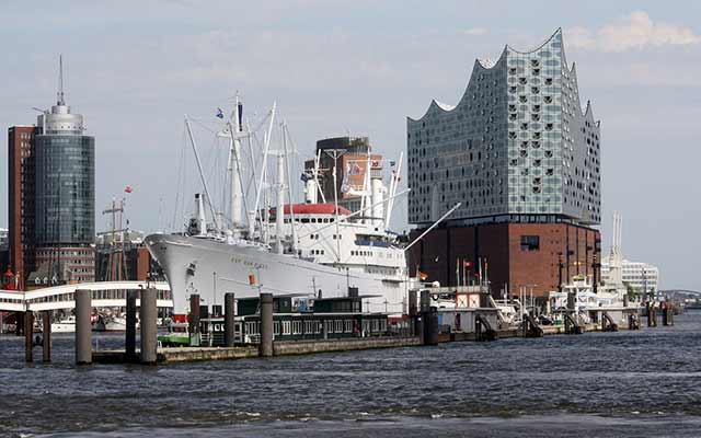 Blick auf die Cap San Diego in Hamburg an Silvester