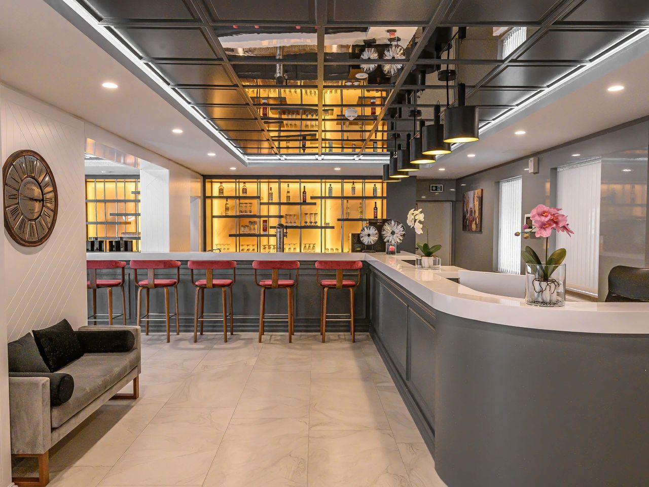 Stilvolle Bar im Hotel Schwarzbachtal Hideaway, bereit für Silvester-Cocktails.