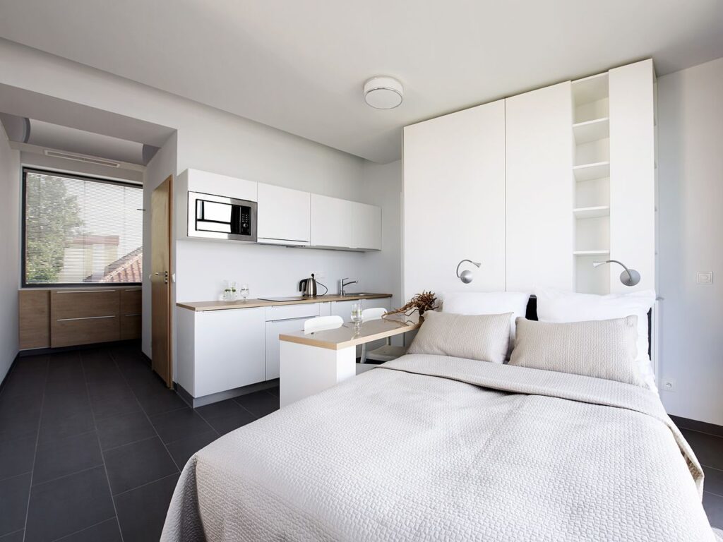 Moderne Apartment-Küche im BOULEVARD USTRONIE MORSKIE, bereit für Silveste