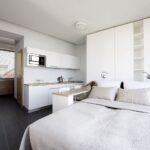 Moderne Apartment-Küche im BOULEVARD USTRONIE MORSKIE, bereit für Silveste