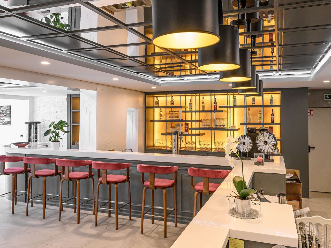 Elegante Bar mit modernem Design im Hotel Schwarzbachtal Hideaway für den Silvesterabend.