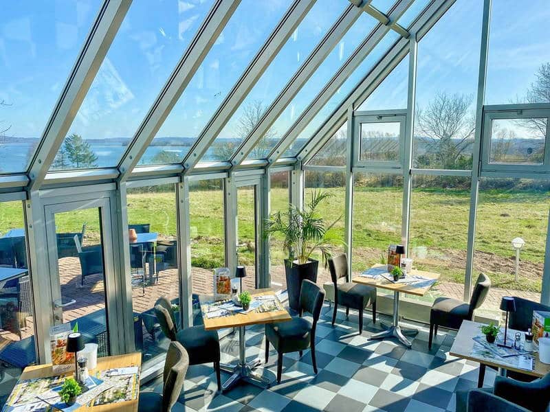 Detailansicht des Essensbereichs im Inselhotel Kleiner Bodden – perfekt für eine stilvolle Silvesternacht.
