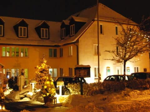 Außenansicht des Hotel Residenz Leipzig bei Nacht, festlich beleuchtet für Silvester 2025