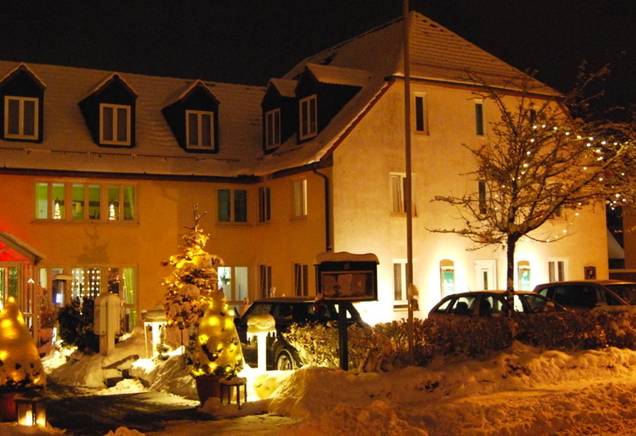 Außenansicht des Hotel Residenz Leipzig bei Nacht, festlich beleuchtet für Silvester 2025