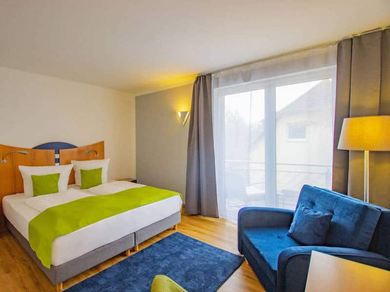 Moderner und gemütlicher Innenbereich des Inselhotels Kleiner Bodden – einladende Atmosphäre für die Silvesterzeit.