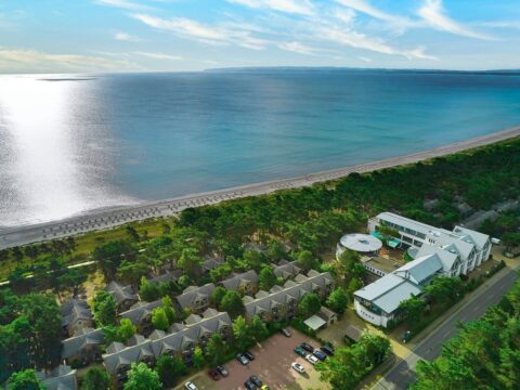 Luftaufnahme der AQUAMARIS Strandresidenz Rügen, eingebettet in die Natur, ideal für Silvester am Meer