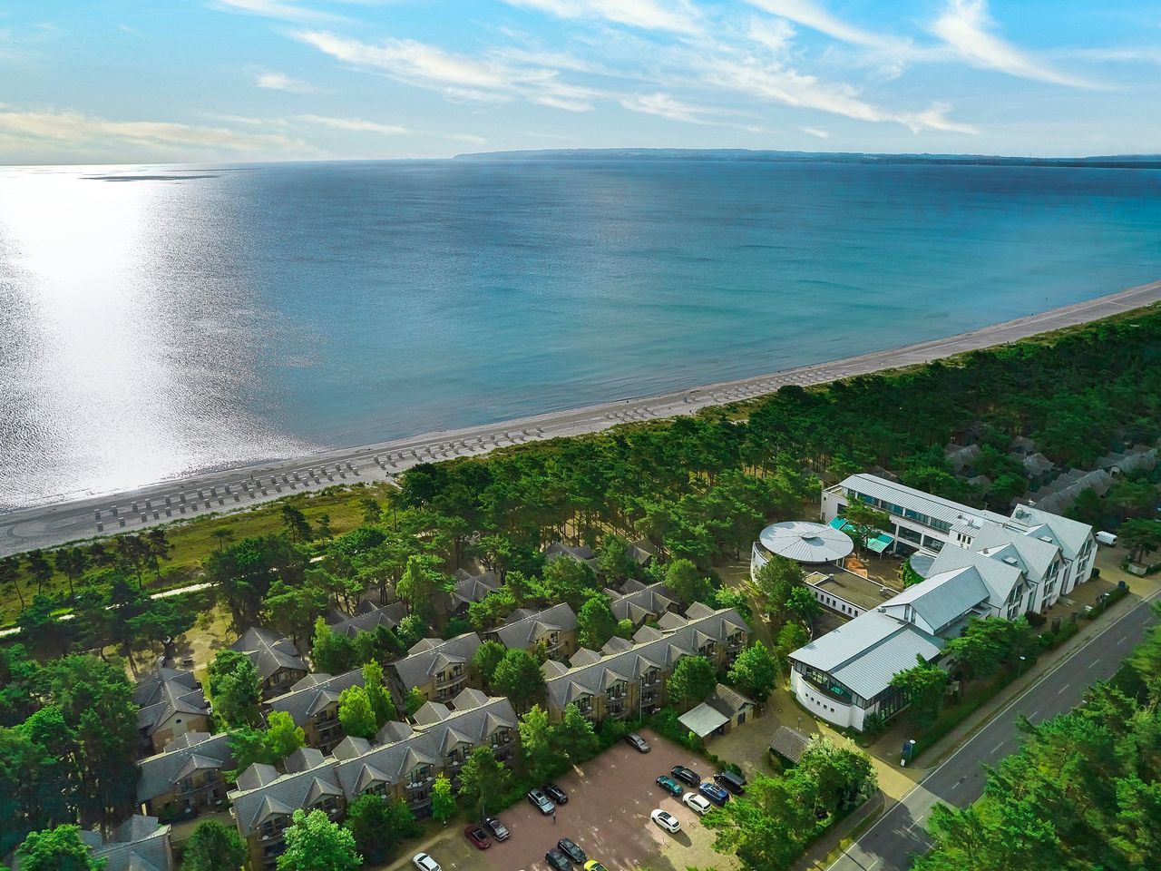 Luftaufnahme der AQUAMARIS Strandresidenz Rügen, eingebettet in die Natur, ideal für Silvester am Meer