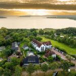 Luftaufnahme des Inselhotels Kleiner Bodden und seiner grünen Umgebung – ein idyllischer Ort für Silvester.