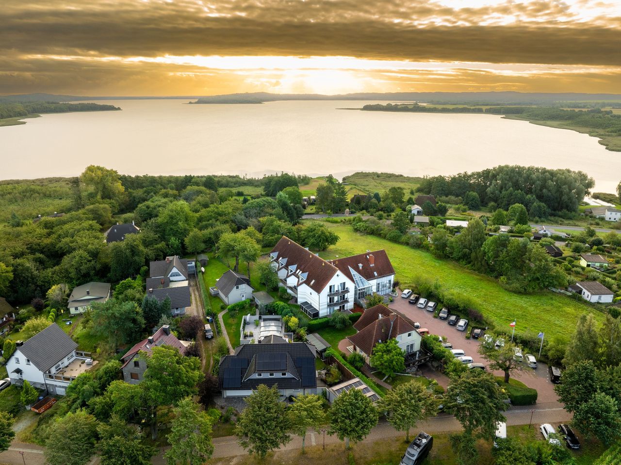Luftaufnahme des Inselhotels Kleiner Bodden und seiner grünen Umgebung – ein idyllischer Ort für Silvester.
