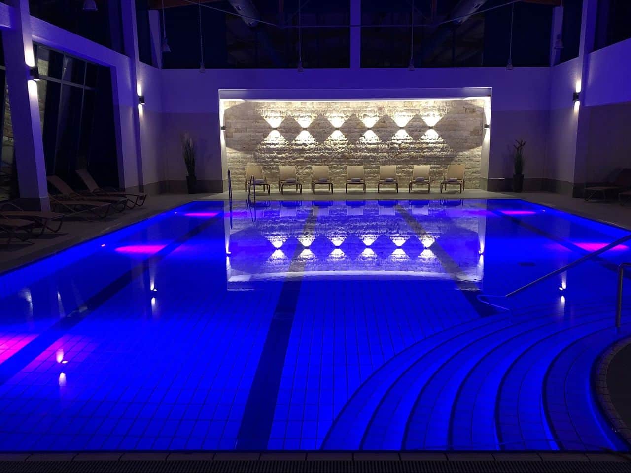 Stimmungsvolle Poollandschaft in der AQUAMARIS Strandresidenz Rügen für einen entspannenden Silvesterurlaub