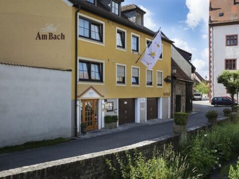 Außenansicht des Akzent Hotel Am Bach in Dettelbach, ideal für Silvesterfeiern