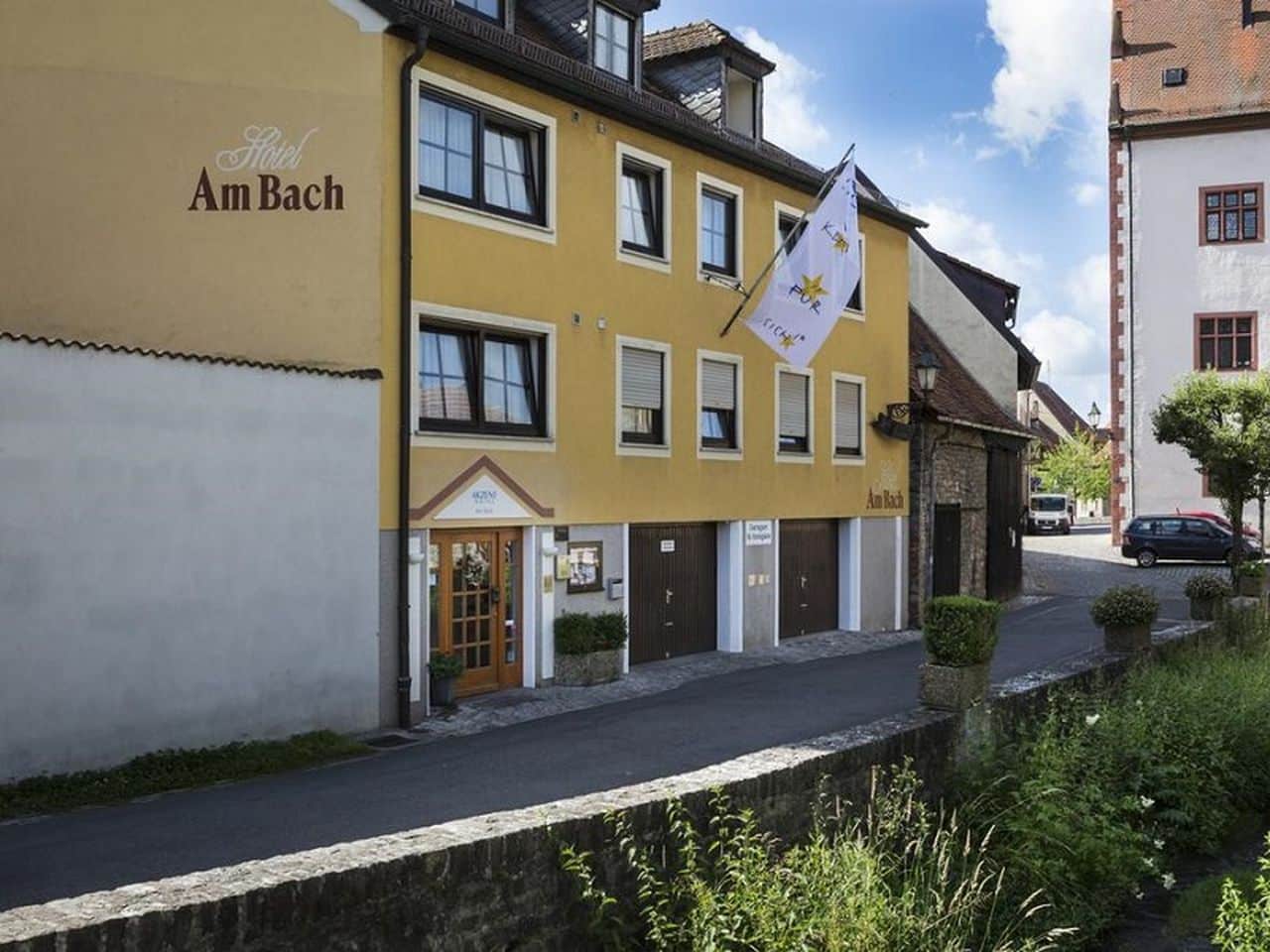 Außenansicht des Akzent Hotel Am Bach in Dettelbach, ideal für Silvesterfeiern