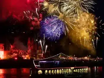 Silvesterfeuerwerk über dem Rhein bei Schifffahrt ab Best Western Hotel