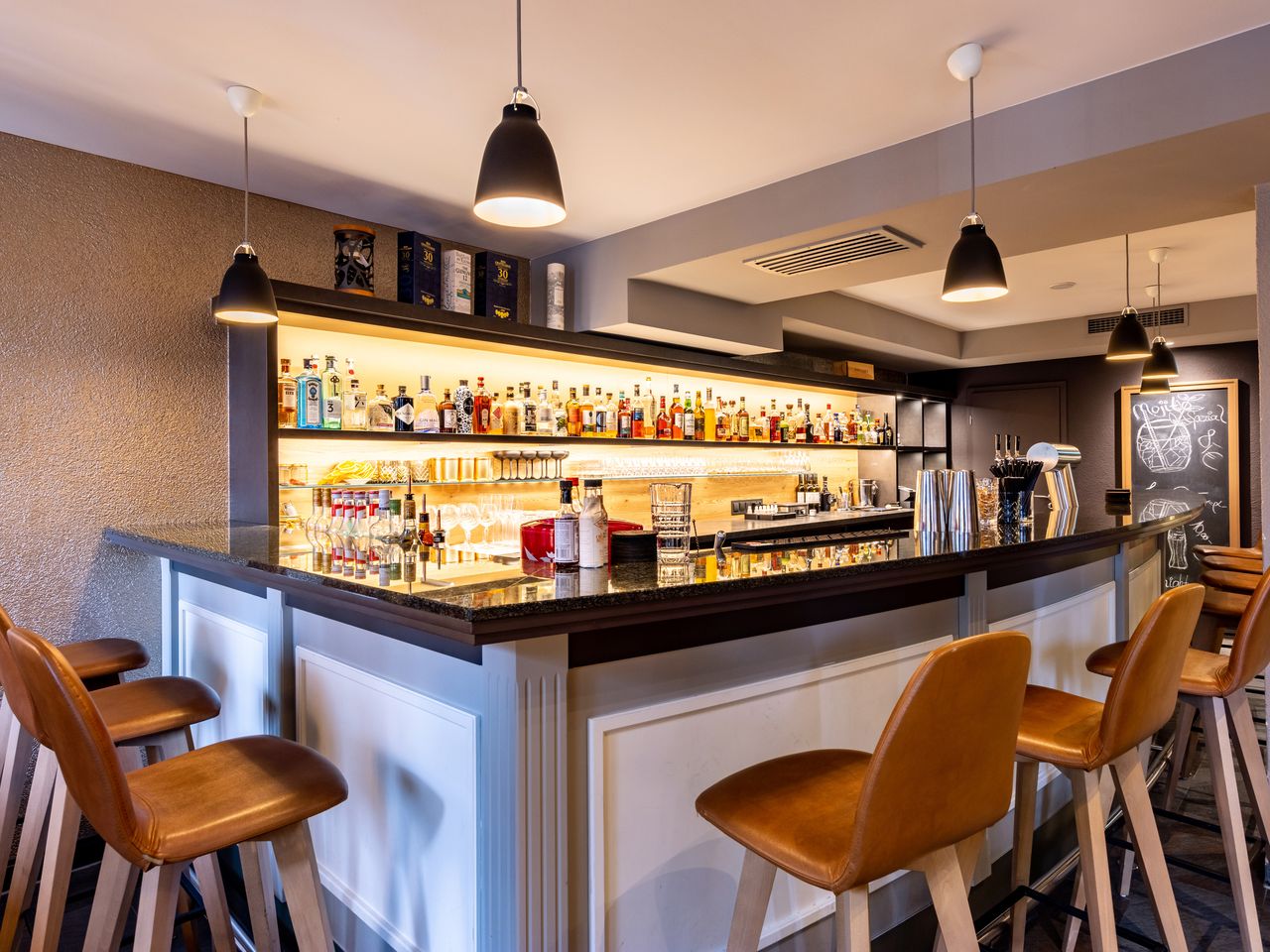Stilvolle Bar im Best Western Plus Parkhotel Maximilian Ottobeuren für gemütliche Silvesterabende