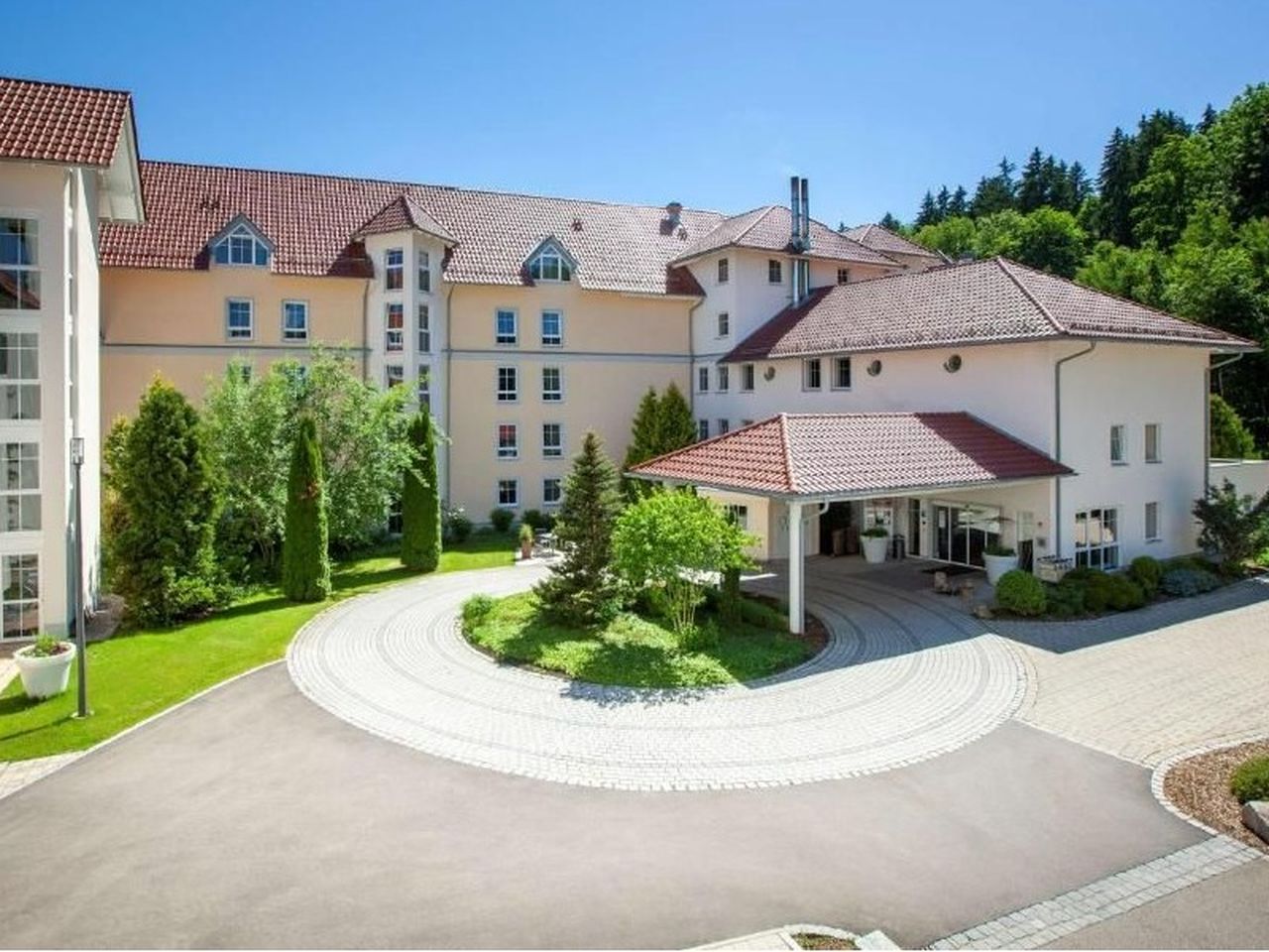Einfahrt und Empfangsbereich des Best Western Plus Parkhotel Maximilian Ottobeuren