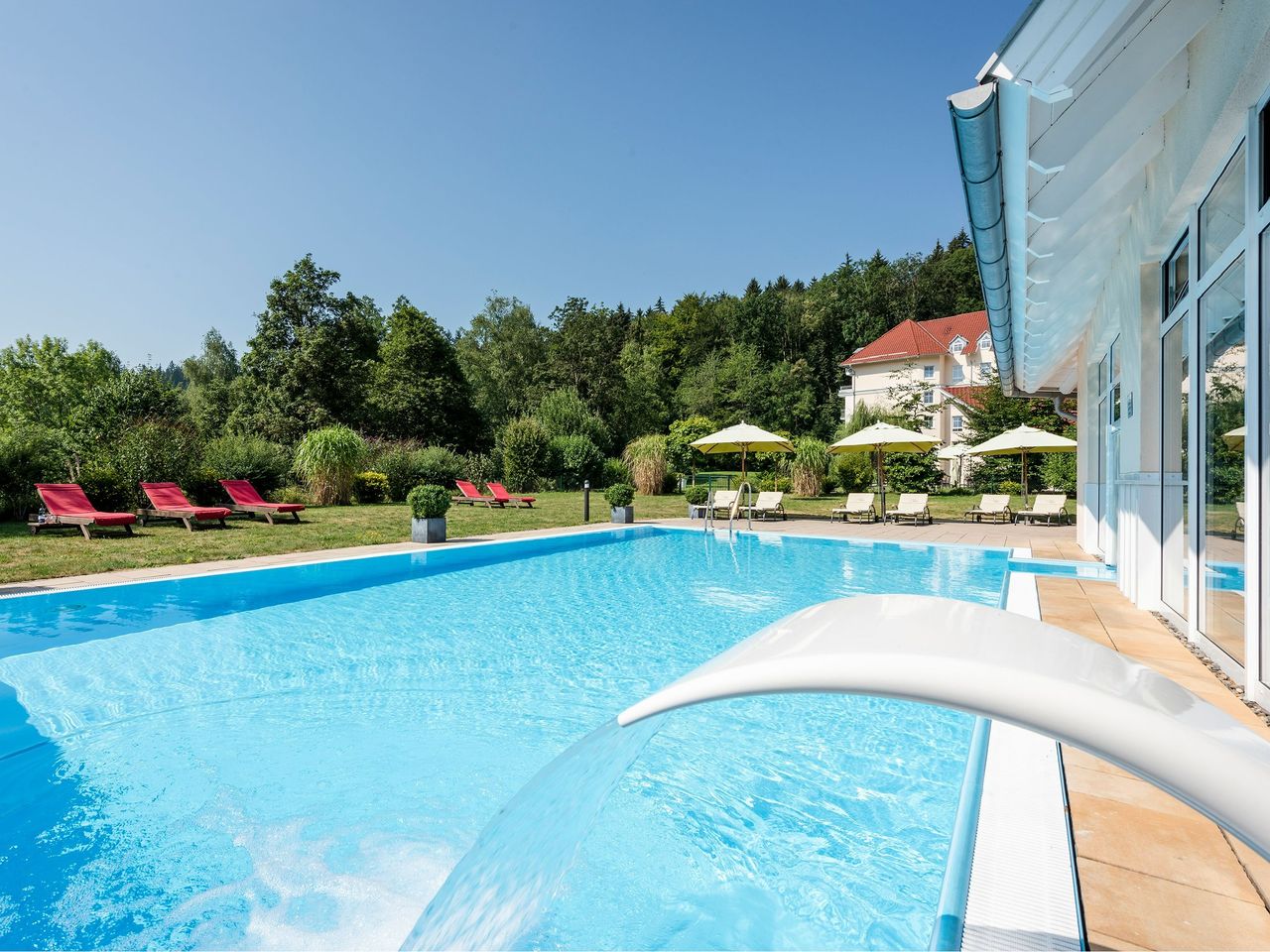 Beheizter Außenpool im Wellnessbereich des Best Western Plus Parkhotel Maximilian Ottobeuren