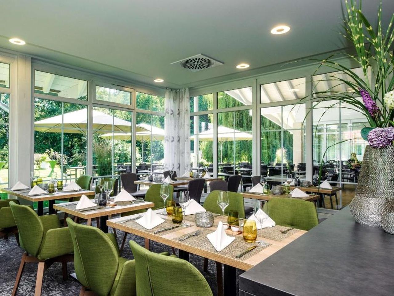 Restaurant im Best Western Plus Parkhotel Maximilian Ottobeuren mit Blick in den Garten