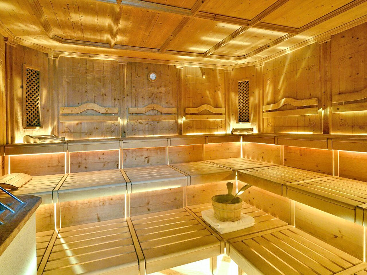 Warme Holzsauna im Wellnessbereich des Best Western Plus Parkhotel Maximilian Ottobeuren