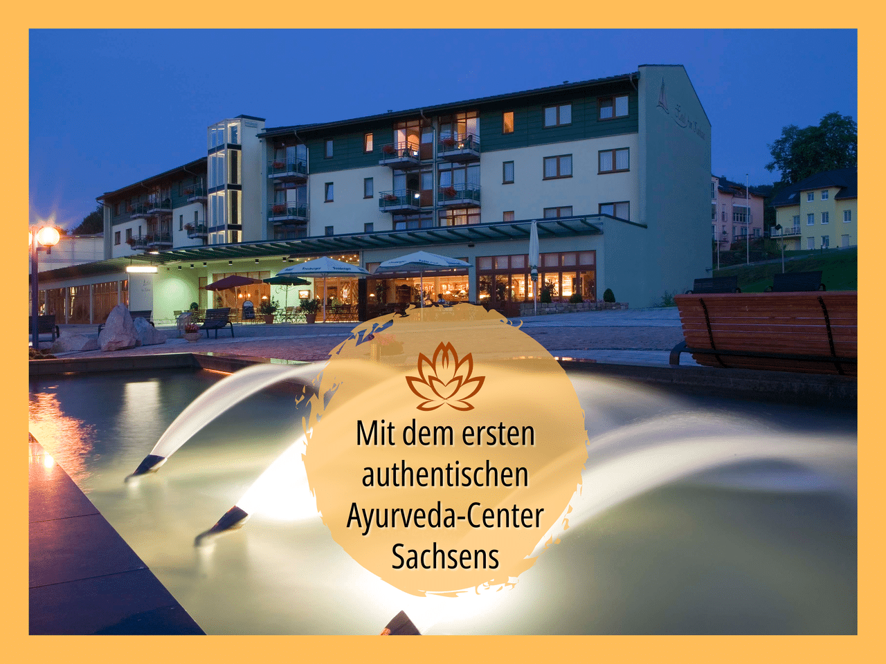 Hotel am Kurhaus bei Nacht mit Hinweis auf authentisches Ayurveda-Center