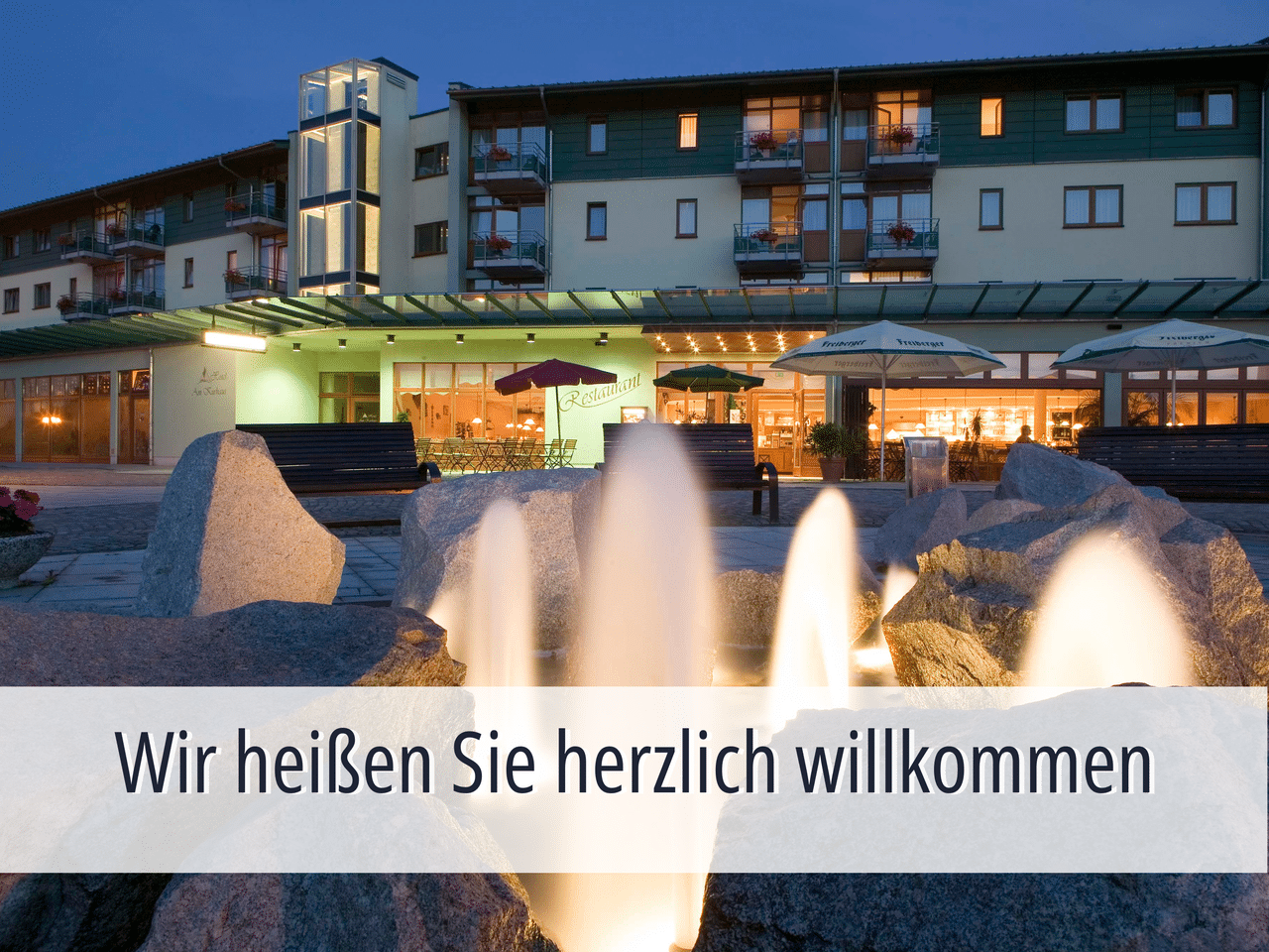 Eingangsbereich des Hotel am Kurhaus festlich beleuchtet zu Silvester