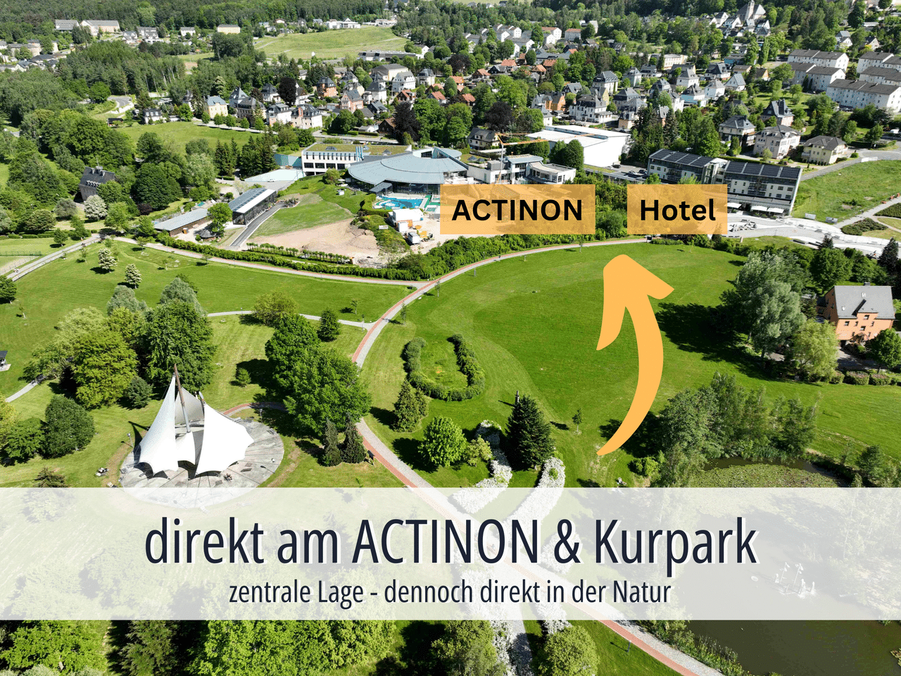 Luftaufnahme vom Hotel am Kurhaus und der Actinon Therme im Kurpark