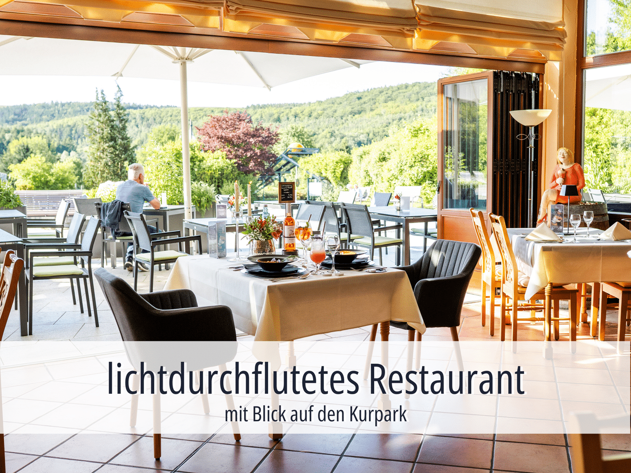 Lichtdurchflutetes Restaurant im Hotel am Kurhaus mit Blick auf den Kurpark