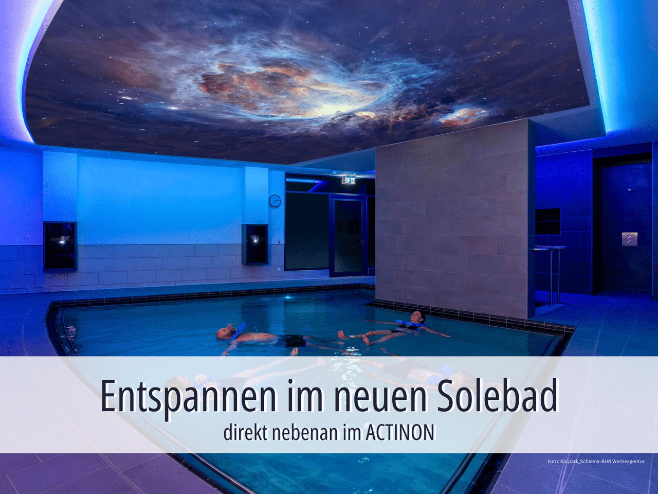 Gäste genießen das Solebad im Actinon direkt neben dem Hotel am Kurhaus