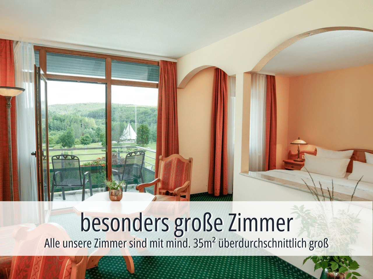 Helles und großes Hotelzimmer mit Blick ins Grüne im Hotel am Kurhaus