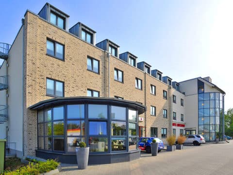 Außenansicht des Hotel Quickborn, ideal für Silvester im Schleswig-Holsteiner Auenland
