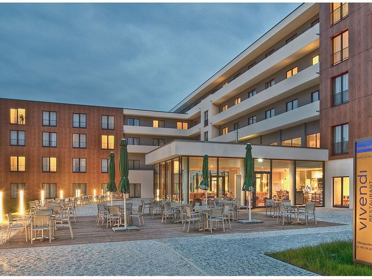 Außenansicht des Santé Royale Rügen Resort in Göhren – perfekter Ort für Silvester an der Ostsee