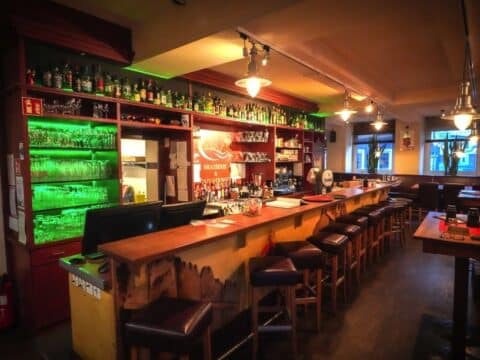 Stimmungsvolle Hotelbar im Hotel Stadt Daun an Silvester mit beleuchteten Spirituosenregalen und gemütlicher Atmosphäre