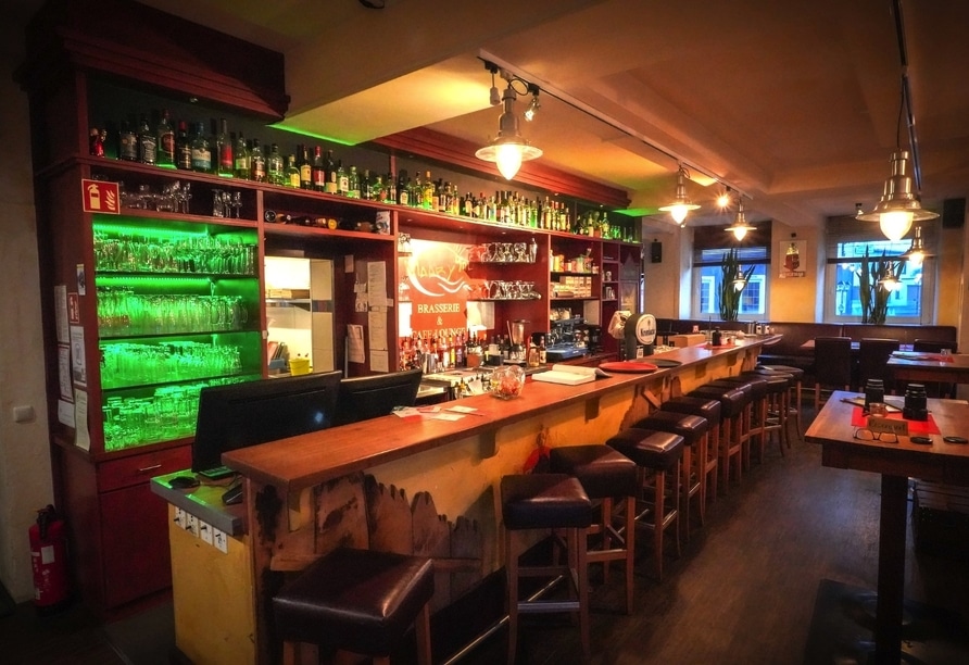 Stimmungsvolle Hotelbar im Hotel Stadt Daun an Silvester mit beleuchteten Spirituosenregalen und gemütlicher Atmosphäre