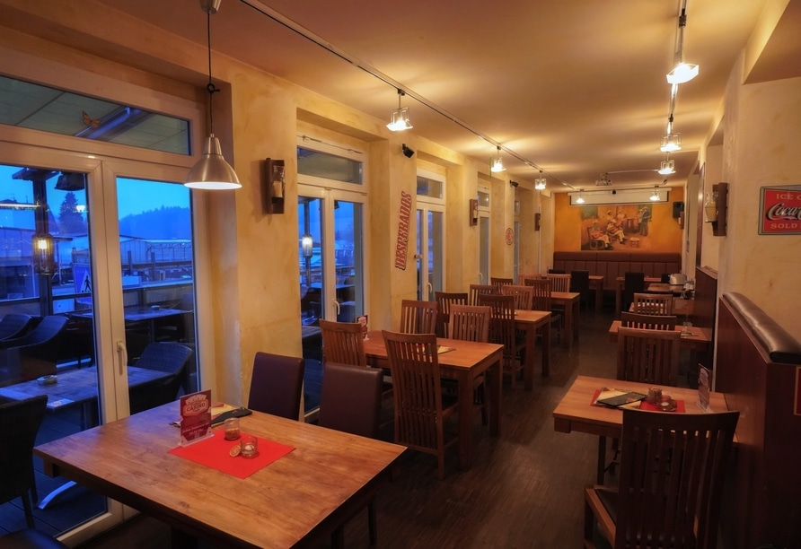 Restaurantbereich im Hotel Stadt Daun mit festlich gedeckten Tischen für das Silvesterbuffet
