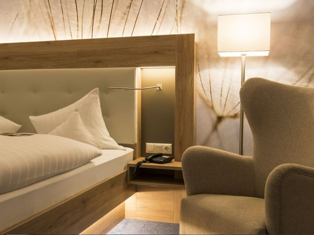 Baumgesäumter Eingang zum IDINGSHOF Hotel, die perfekte Location für Ihre Silvesterreise.