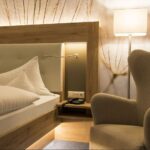 Baumgesäumter Eingang zum IDINGSHOF Hotel, die perfekte Location für Ihre Silvesterreise.