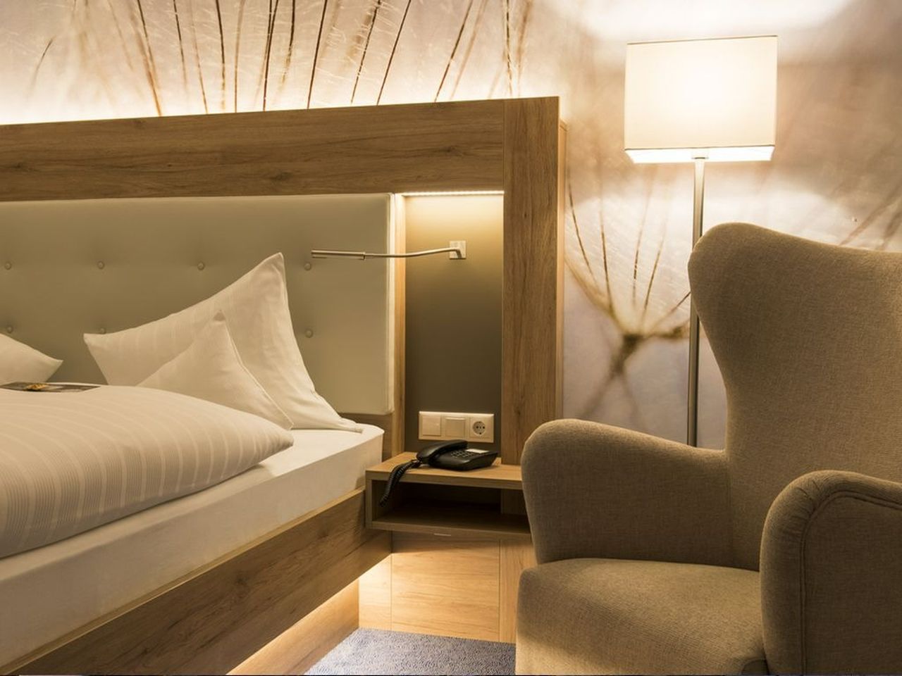 Baumgesäumter Eingang zum IDINGSHOF Hotel, die perfekte Location für Ihre Silvesterreise.