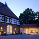 Beleuchteter Eingangsbereich des IDINGSHOF Hotels, ideal für Ihre Silvesterreise.