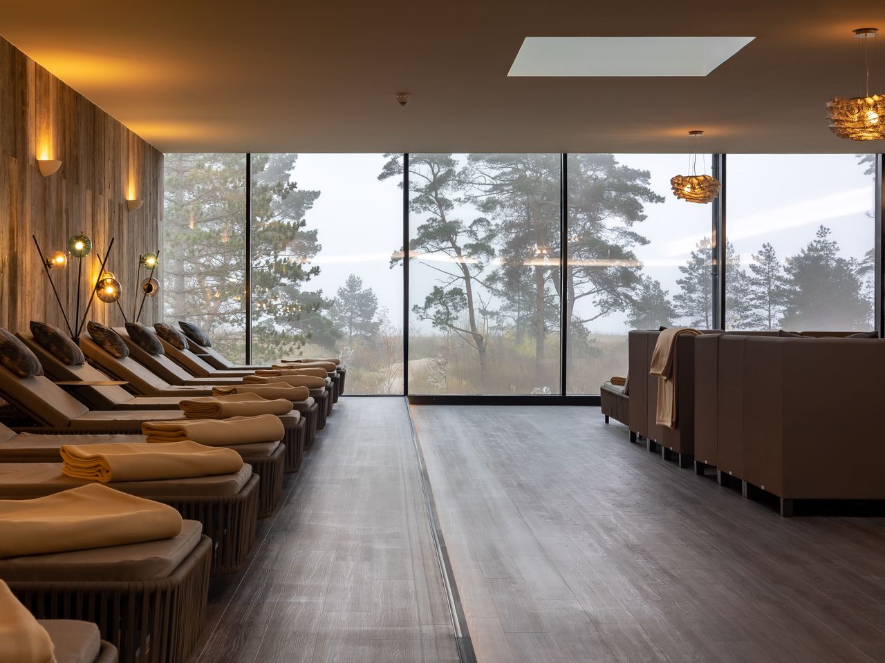 Entspannung an Silvester im Wellnessbereich des Santé Royale Rügen Resort mit Panoramafenster und Blick auf die Ostsee