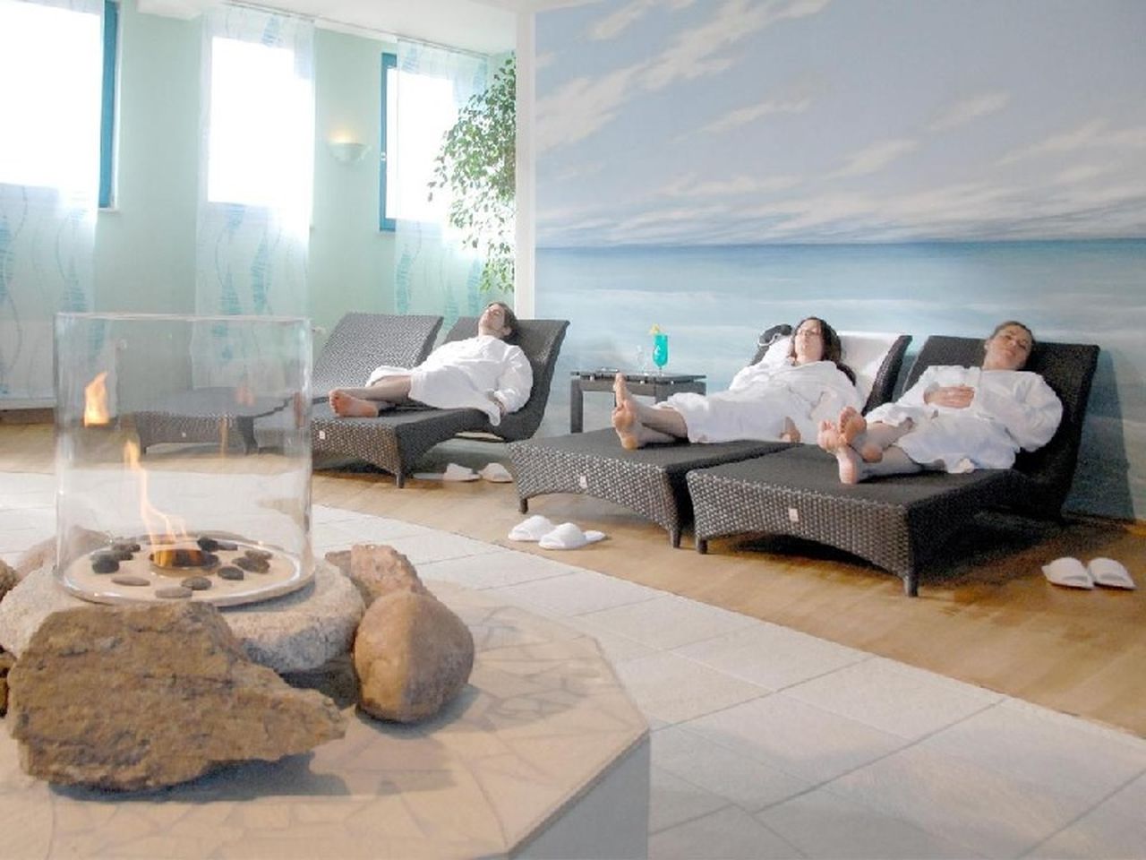 Wellnessbereich mit Ruheliegen in der AQUAMARIS Strandresidenz Rügen für Entspannung zu Silvester