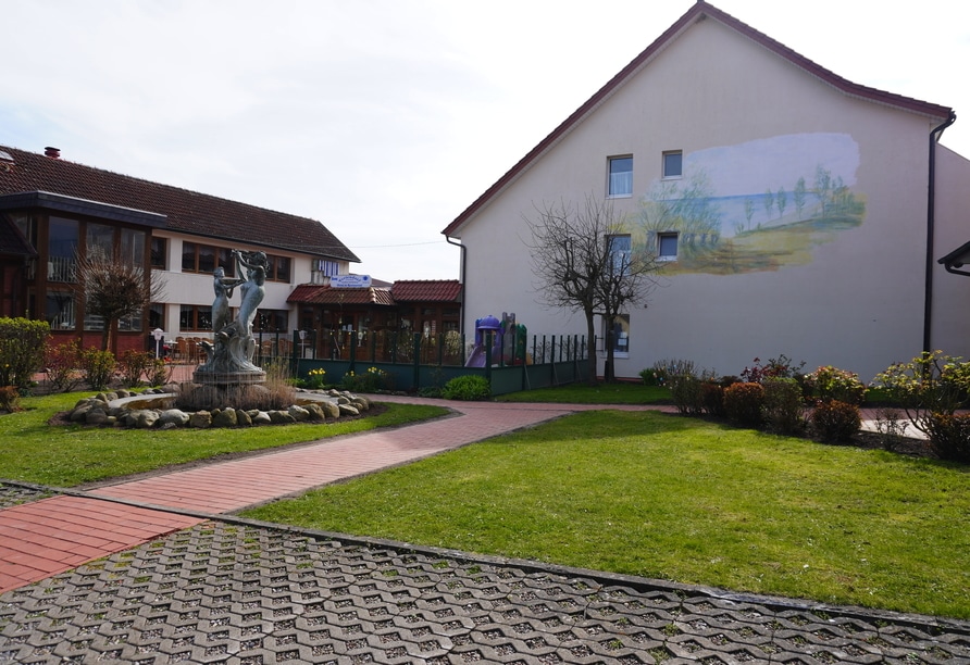 Außenansicht des Alcor Hotel Feriendorf, einladend für einen Silvester-Aufenthalt