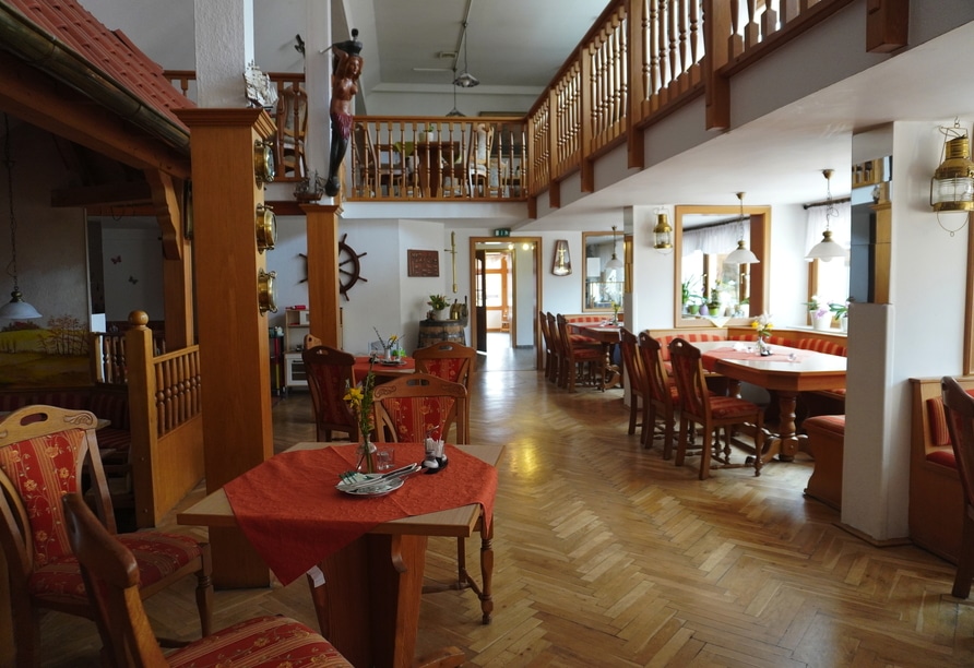 Restaurant im Alcor Hotel Feriendorf an Silvester, mit festlich dekorierten Tischen