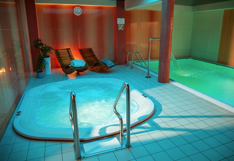 Beheizter Innenpool und Whirlpool im Wellnessbereich des Hotels Paula Wellness & Spa zur Silvesterzeit