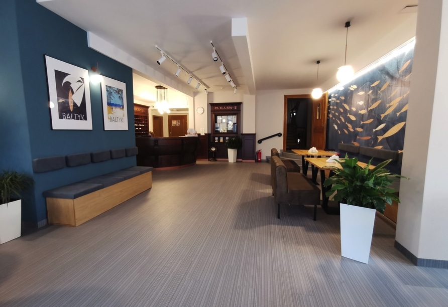 Eleganter Empfangsbereich im Hotel Paula Wellness & Spa, geschmückt für Silvester