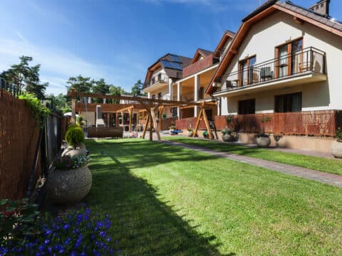 Hotel Paula Wellness & Spa Außenansicht mit Gartenbereich während der Silvestervorbereitungen